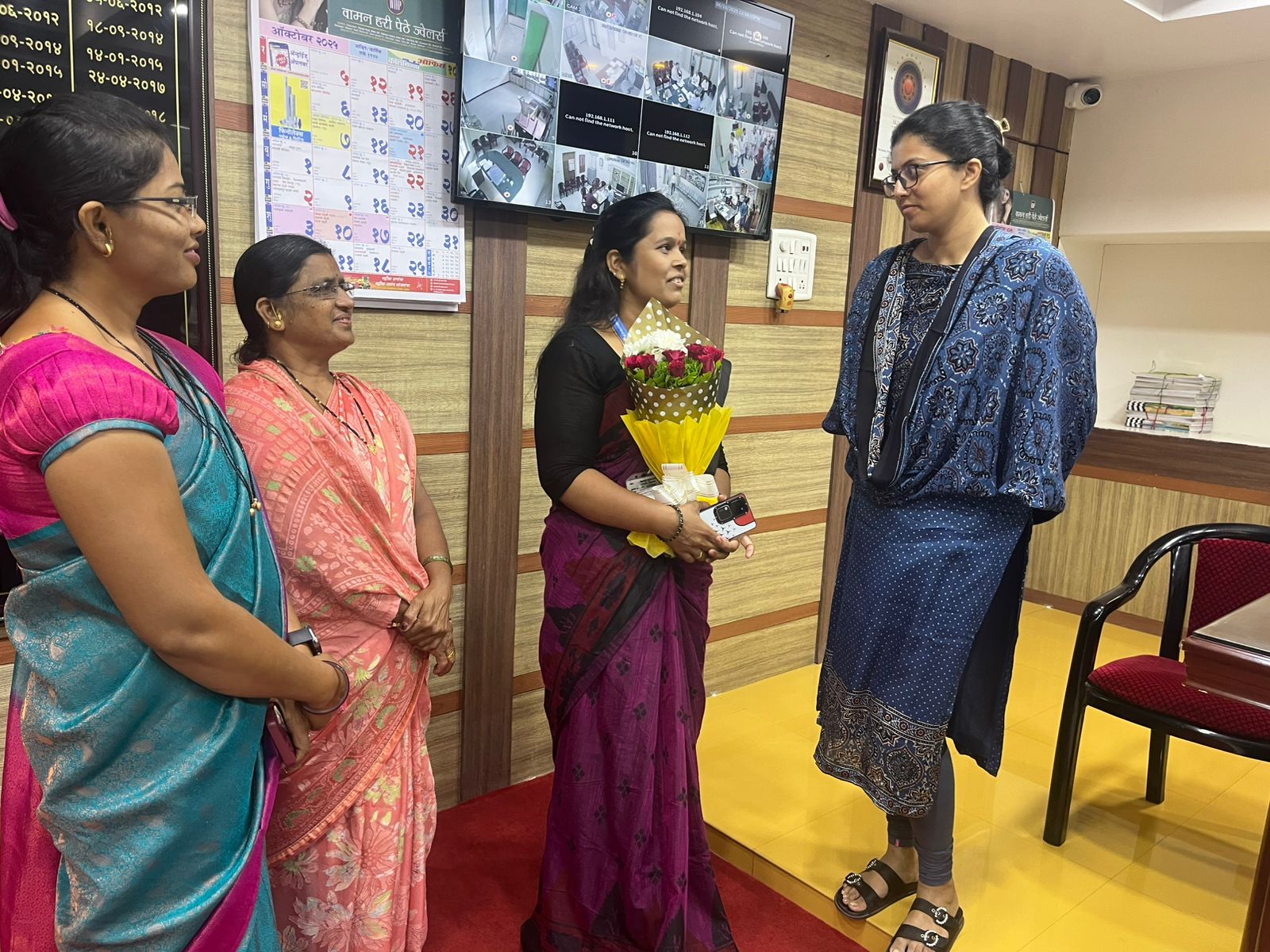 🌿 मुख्यमंत्री पंचायत राज अभियानांतर्गत बोरखेडे खु ग्रामपंचायतीचा उल्लेखनीय उपक्रम! 🌿
ग्रामपंचायत अधिकारी श्रीमती सविता पांडे, सरपंच वंदनाबाई पाटील व उपसरपंच मोहिनी चव्हाण यांना विकासात्मक उपक्रमांसाठी मा. मुख्य कार्यकारी अधिकारी मीनल करणवाल मॅडम यांचेकडून गौरव मिळाला.